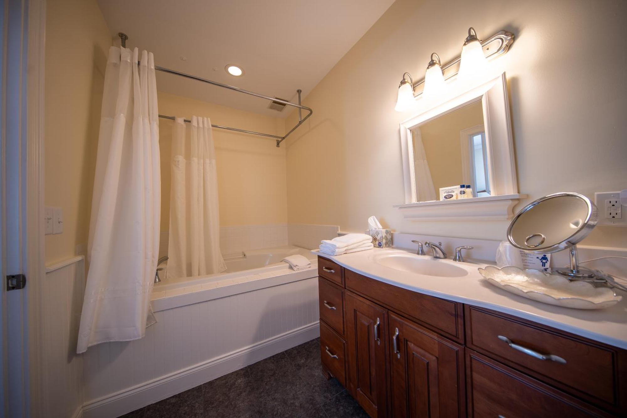 The Edenton Collection-The Granville Queen Inn Room photo